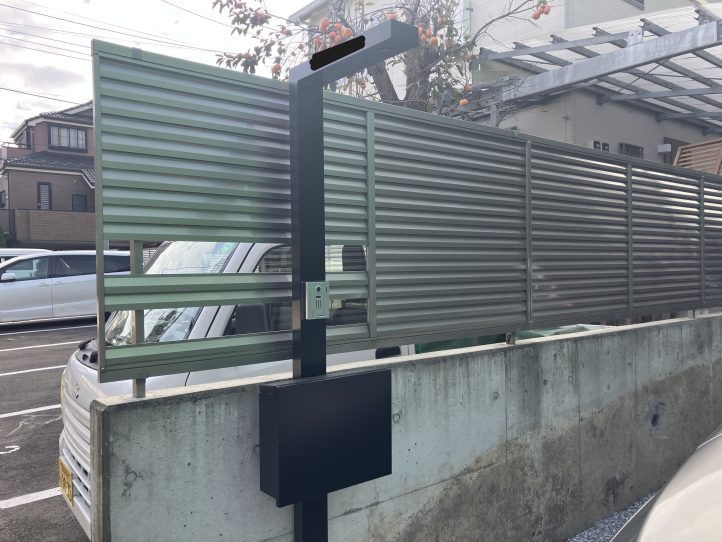 スタイリッシュなデザインの機能門柱