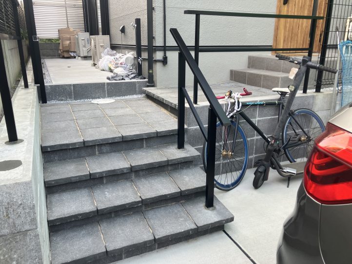 蹴込階段と手摺 黒いラインが差し込まれてかっこいいです。