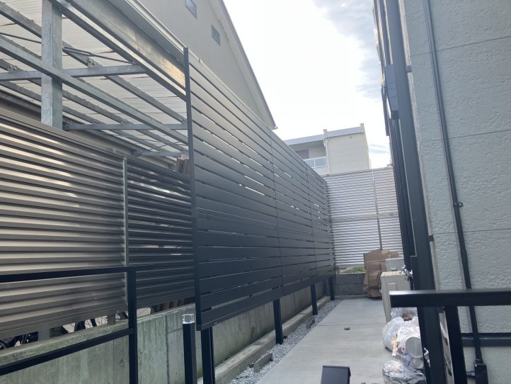 2.2ｍの目隠しフェンス 窓の中からの視界もすっきりです。