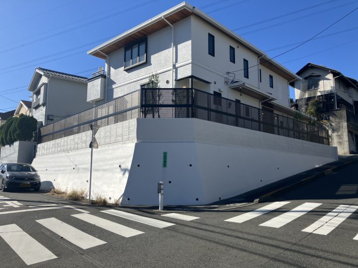 22mの横貼りフェンスがお家の雰囲気を格上げしてくれます。