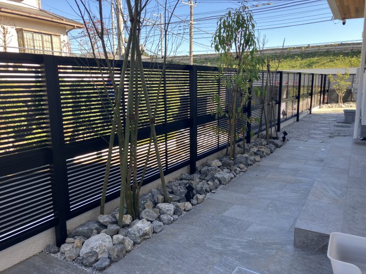 シンボルツリー・景石・デザインフェンスの組み合わせ