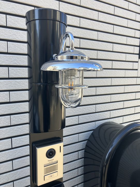 オプションのウォールランプ 表札と合わせたシルバー色