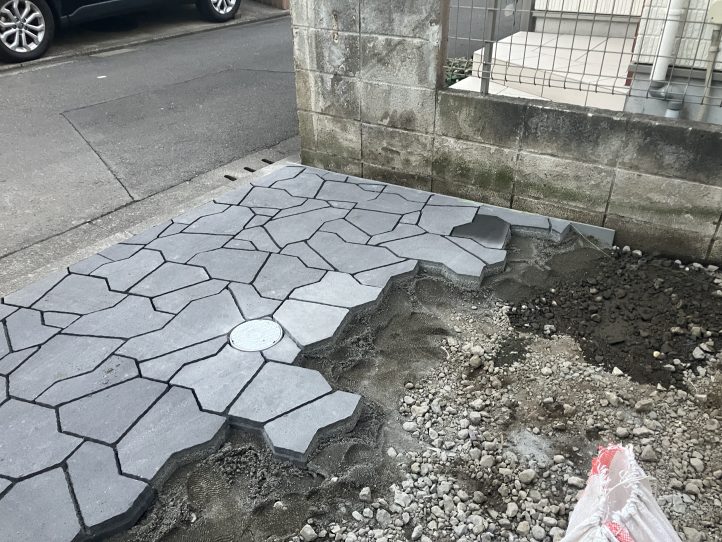 インターロッキング貼り途中 パズルのよう