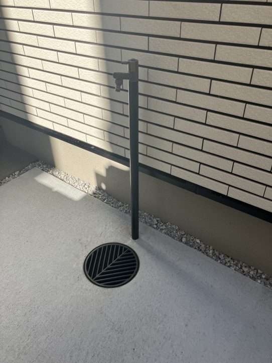 敷地を取らないシックな水栓