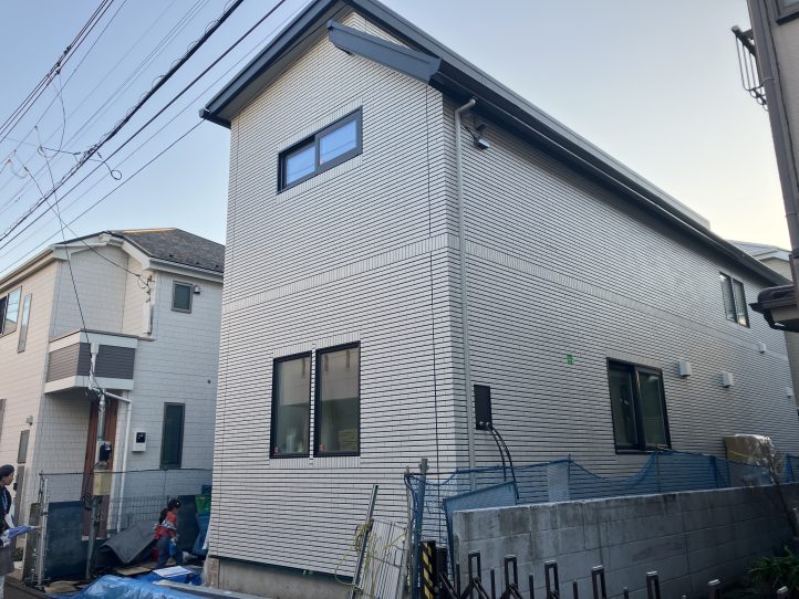 シンプルな配色の外観