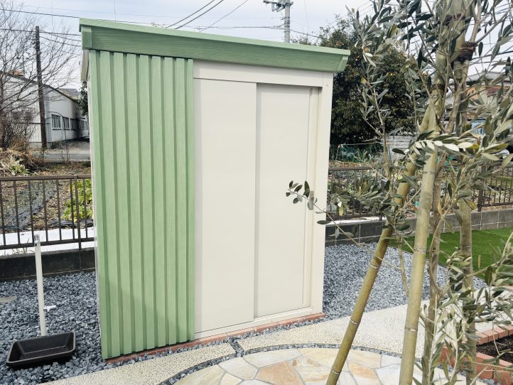 かわいらしい物置で雰囲気を壊さない