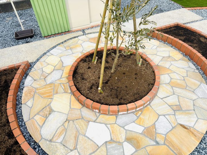 洋風の乱形とレンガでナチュラルキュートに