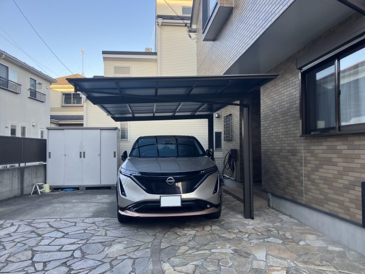 運転席、助手席共に屋根の下で出入りできるカーポート