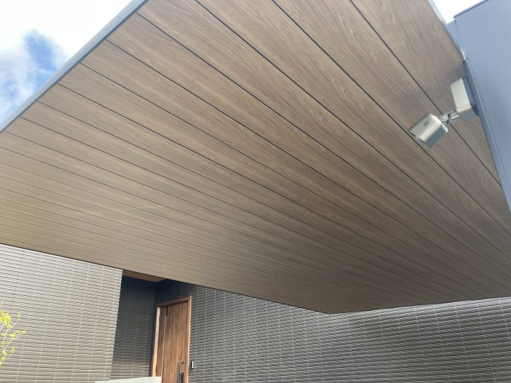 屋根裏を木調にして、玄関ドア、軒下との色調を揃えました。