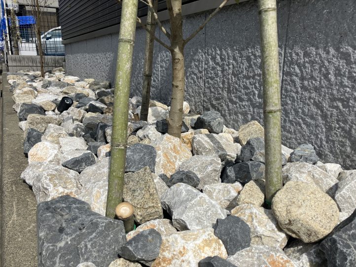 3色混合の景石 目立たず足元をおしゃれに