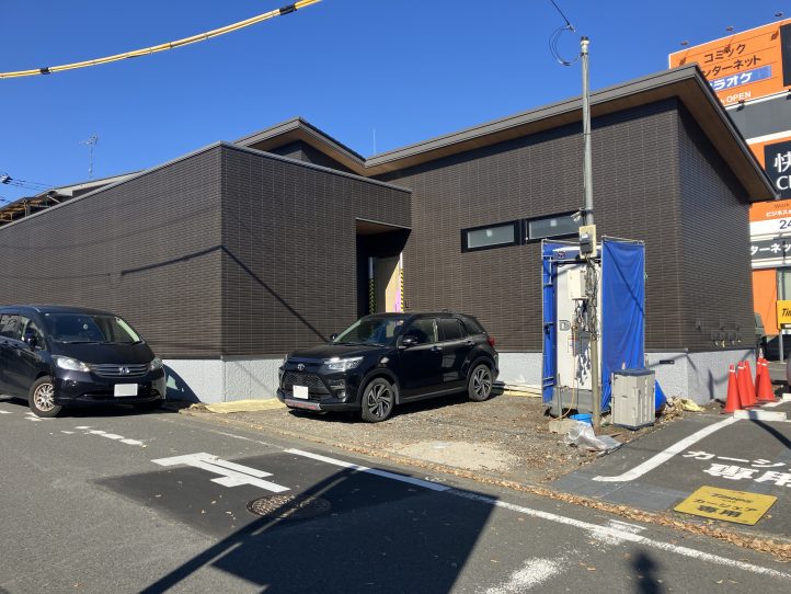 3ｍ強の壁面をあえて設けた建物 重厚感があります！