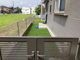 お庭の入り口門扉と人工芝