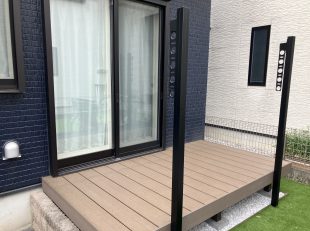 人工芝とデッキのお庭に現場施工で組み立てた竿掛け