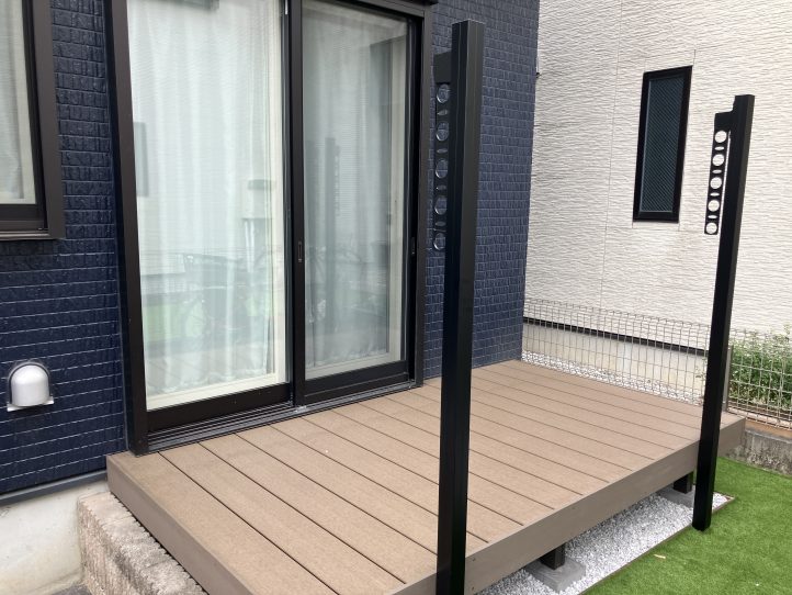 人工芝とデッキのお庭に現場施工で組み立てた竿掛け