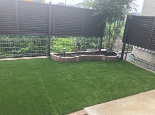 花壇　レンガ　人工芝