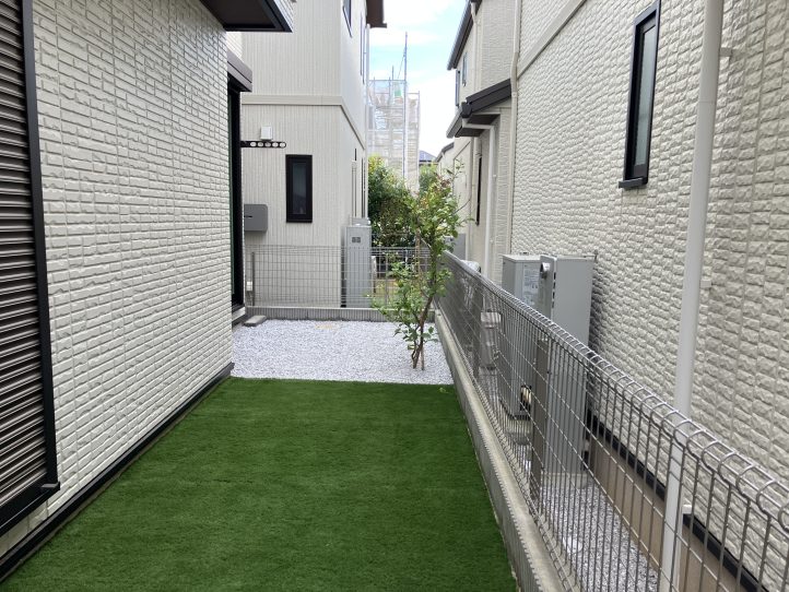 人工芝　砂利　雑草対策