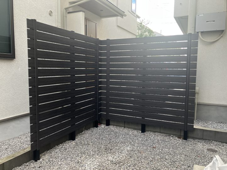 目隠しフェンス　木樹脂フェンス