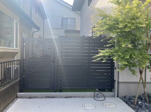お庭　人工芝　目隠し