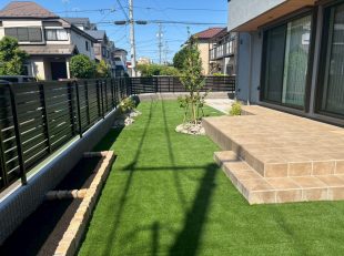 人工芝　庭　ガーデン　タイルテラス　花壇