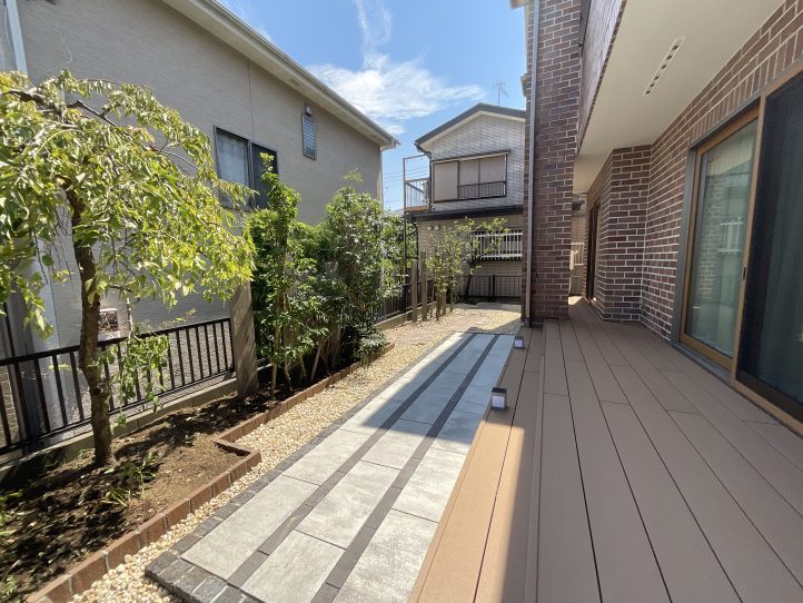 インターロッキングと人工木デッキ