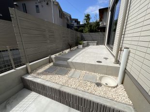 タイルテラスと目隠しフェンス