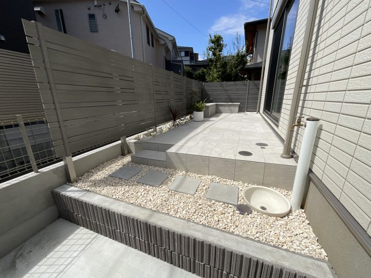 タイルテラスと目隠しフェンス