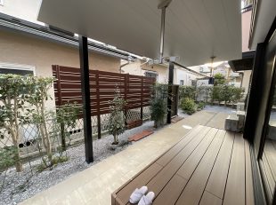 テラスSCと樹脂デッキのある庭