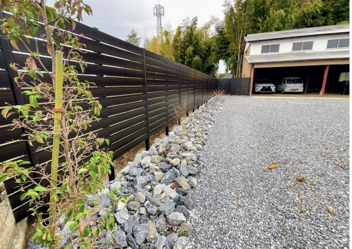 目隠しフェンス　植栽と栗石