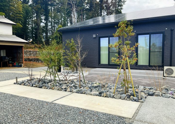 栗石と植栽　コンクリートのアプローチ