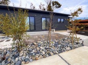 栗石と植栽　コンクリートアプローチ