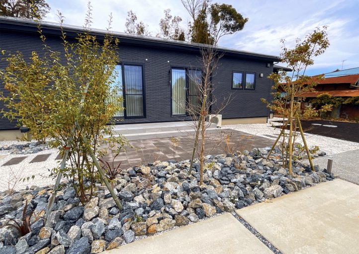 栗石と植栽　コンクリートアプローチ