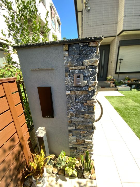 ごつごつの自然石とジョリパットを組み合わせた門塀