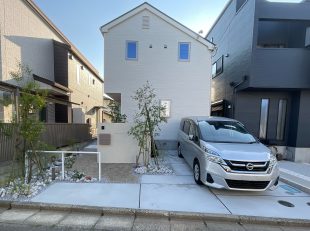 白い外壁の植栽と門塀のある新築外構